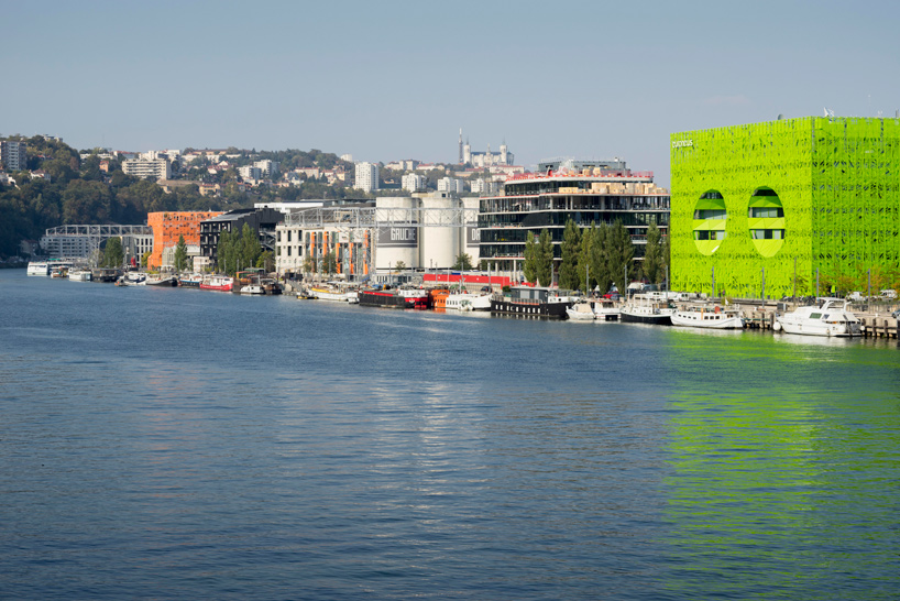 jakob-macfarlane-green-cube-euronews-headquarters-lyon-confluence-france-designboom-02